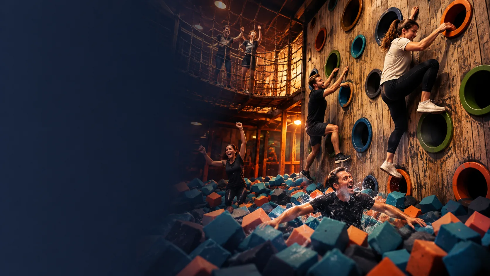 Joueurs escaladant le mur de pneus et sautant dans la fosse à mousse de l'action game Le Chapiteau au Blue Circus