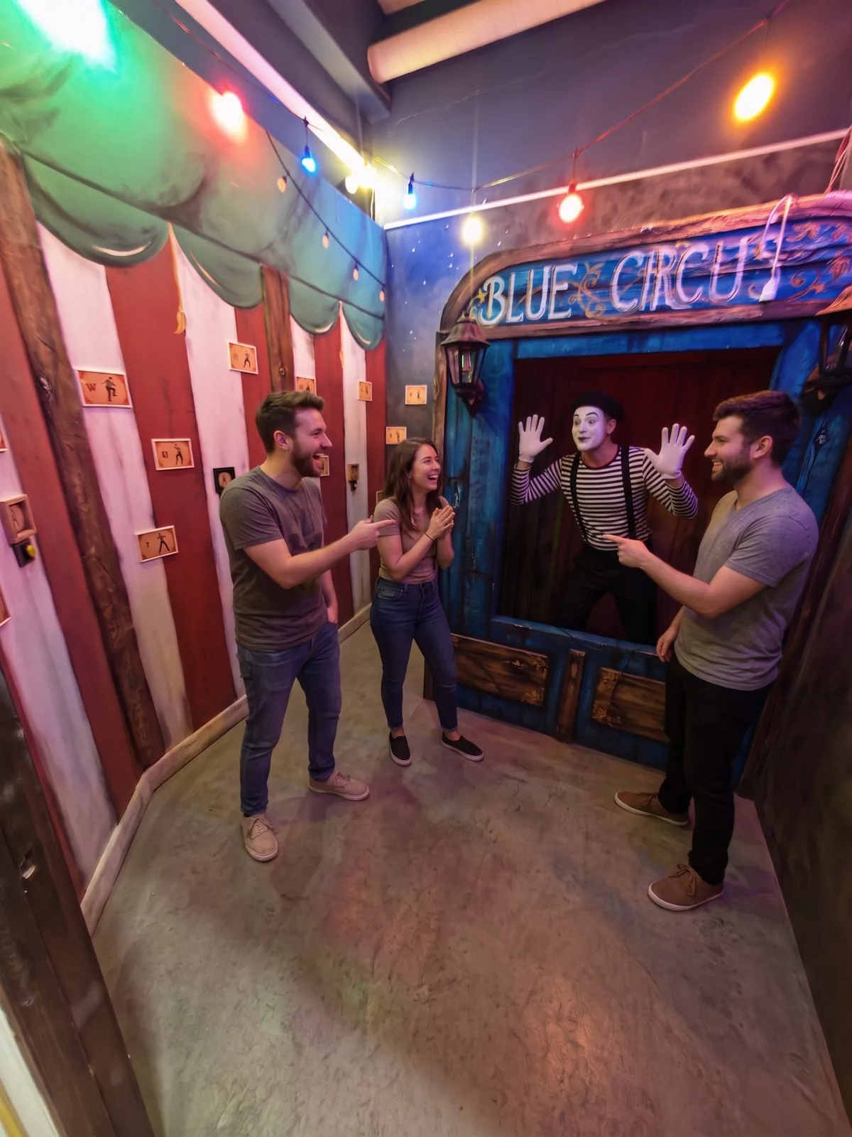 Enseigne néon Blue Circus à l'entrée du game & coffee